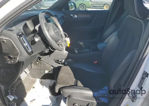 2021 Volvo Xc40 T5 R-Design z USA, uszkodzony, nr VIN YV4162UM4M2438054